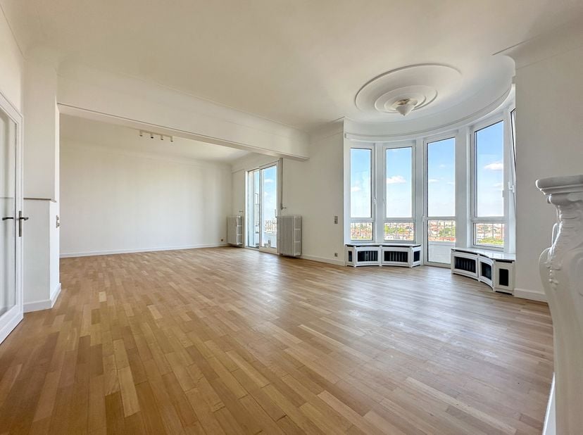 IXELLES, Louise, à proximité de l&#039;abbaye et du bois de la Cambre, des transports et commerces, APPARTEMENT (3ch/1sdb/1sdd) de ±197 m² agrémenté de deu