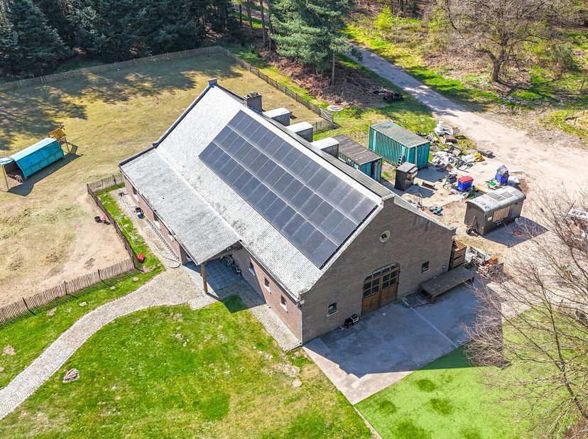 Een magnifieke &quot;Mansion&quot; MET een nog groter bijgebouw.&lt;br /&gt;
Met een domein van 8,5 hectare rond de deur waar &quot;social distancing&quot; al sinds 1974 het ni