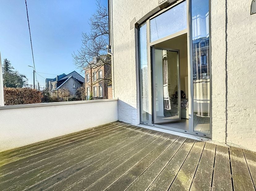 APPARTEMENT de ±56m² situé au REZ-DE-CHAUSSEE&lt;br /&gt;
- Séjour de ±21m² sur carrelage avec coin cuisine équipée,&lt;br /&gt;
- Salle de douche de ±5m² avec wc