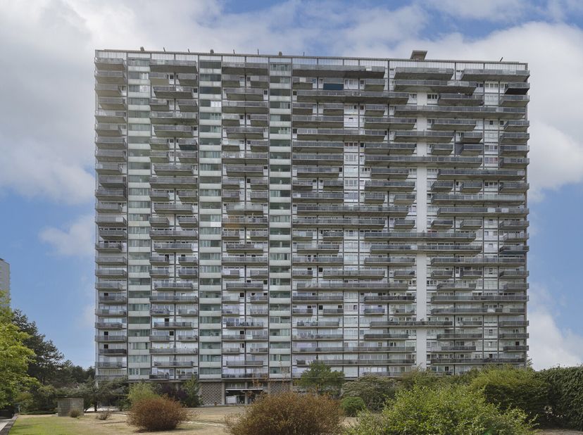 Grand appartement soigné avec deux grandes chambres et deux salles de bains.&lt;br /&gt;
14e étage avec vue imprenable sur Bruxelles et environs.&lt;br /&gt;
Situ