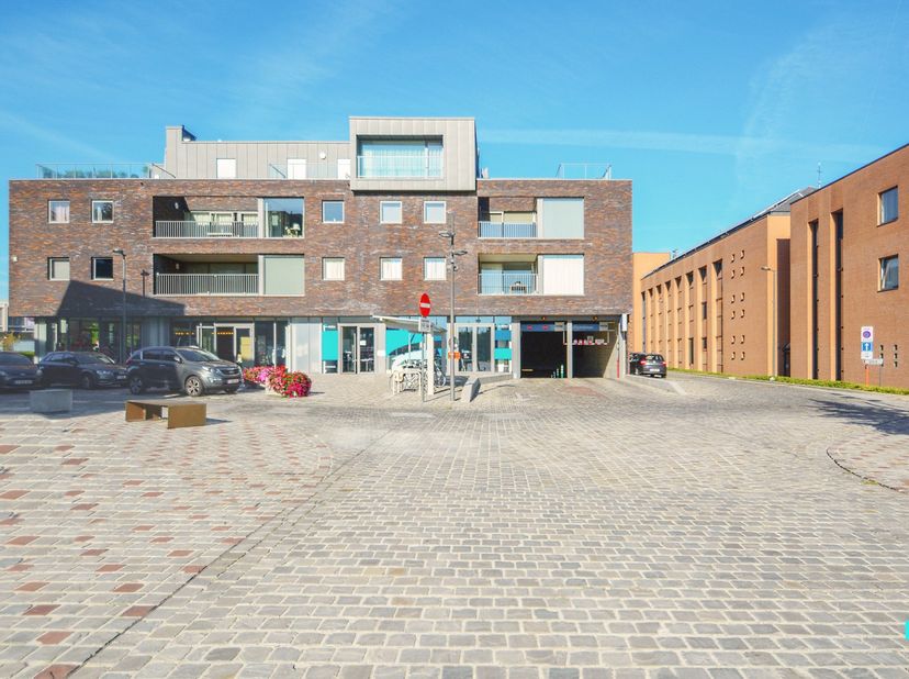 De parkeerplaats is gelegen onder een statig appartementencomplex, genaamd “Centrum”. De locatie is subliem! Het pand ligt direct aan het dorpsplein.