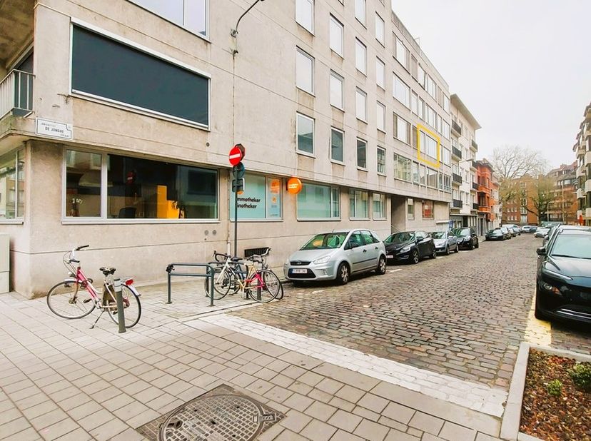 Instapklaar appartement (verhuurd à € 750/mnd) in centrum Kortrijk met 2 slaapkamers en garage. Inkomhal met toilet, living in parket, ingerichte keuk