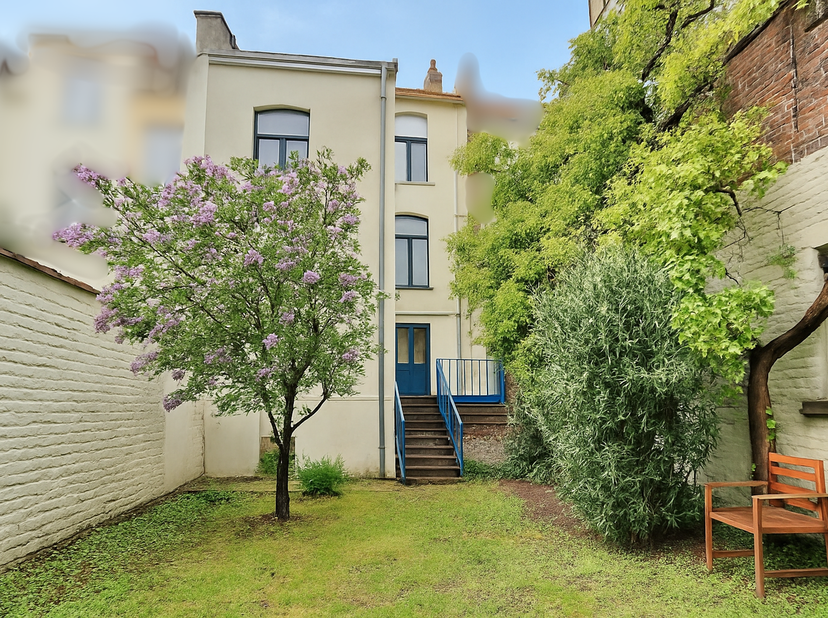 Magnifique maison de maître de ±420 m², rénovée en 2001. Emplacement idéal à proximité du parc du Cinquantenaire, des écoles, de l’ULB, du quartier eu