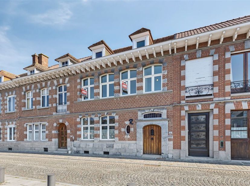 Superbe maison vue sur l&#039;Escaut avec cour et garage - &lt;br /&gt;
Rez de-chaussée : majestueux hall d&#039;entrée menant vers une somptueuse cage d&#039;escalier,  c