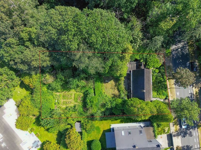 Property One, votre partenaire immobilier à Uccle, vous propose, au coeur du prestigieux quartier du Prince dOrange, un terrain niché dans un environn