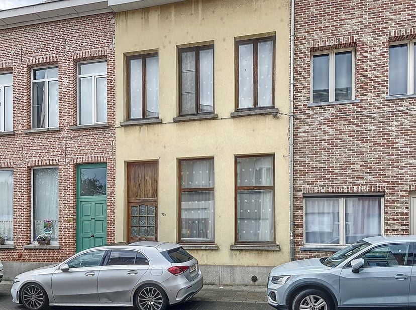 Deze woning is gunstig gelegen in het centrum van &quot;Het Lisp&quot;, met alle faciliteiten binnen handbereik. Ze werd voornamelijk al energetisch aangepakt.