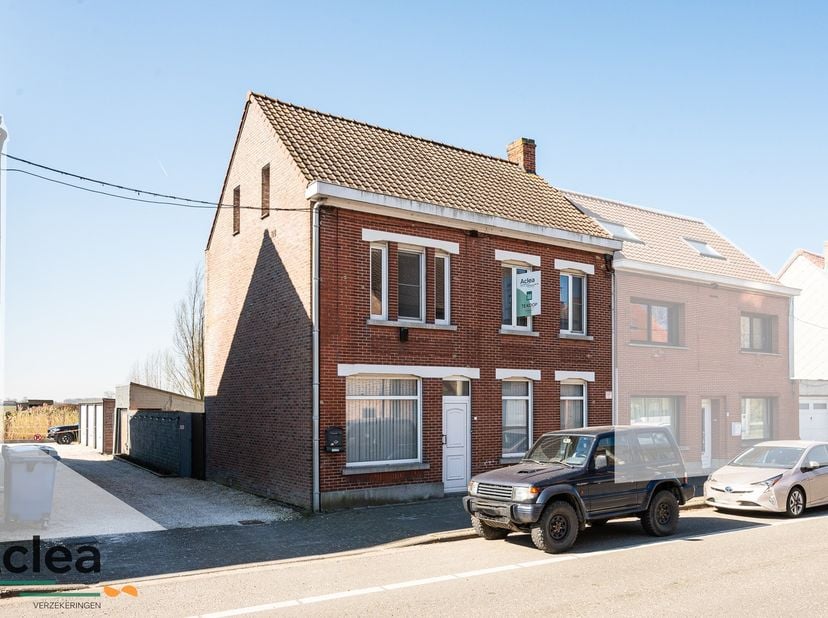 Deze woning vinden we terug in de dorpskern van Watervliet op een west gericht perceel. De eigendom beschikt over een een erfdienstbaarheid naast de w