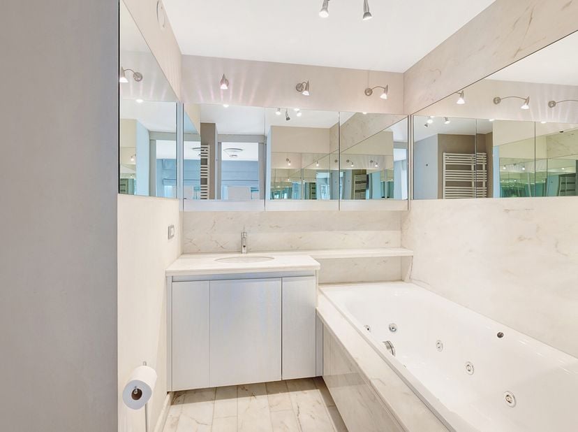 Uitstekend gelegen hoekappartement met prachtig zicht over het Rubensplein en de zee! Dit modern gemeubeld appartement is opgedeeld als volgt: inkomha