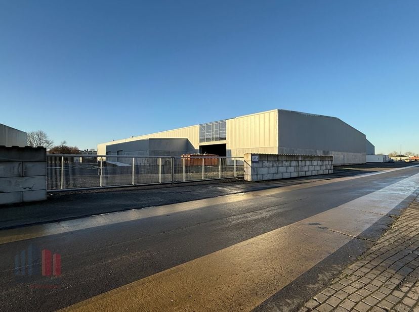 Riant bedrijfsgebouw van +-10.000 m² met magazijnruimte en kantoren te huur op uitstekende locatie op amper 800m van de Steenweg Deinze (N35). Momente