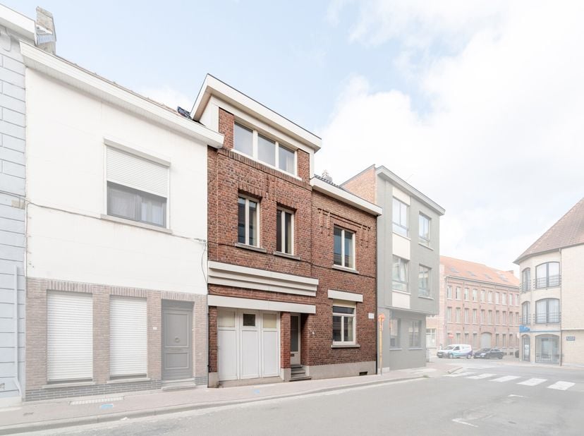 Ben je op zoek naar een renovatieproject nabij centrum Zottegem? Zoek niet verder! Deze woning in de Sint-Annastraat 1 heeft wat jij zoekt.&lt;br /&gt;
Inde