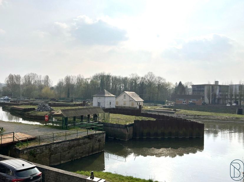 Mooi gerenoveerde grote woning met 4 SLAAPKAMERS en 2 badkamers. Modern, Instapklaar, alles vernieuwd !! INDELING: ruime inkomhal, bureau, gezellige l
