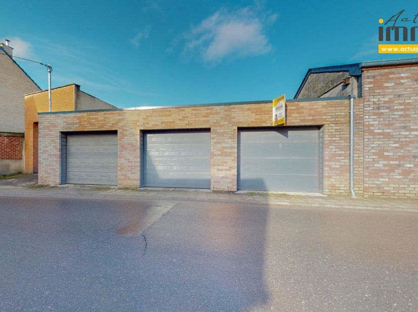 Actualimmo vous présente ces 3 garages avec projet de construction accepté !Ne manquez pas cette opportunité !Idéalement situé dans Forchies-la-Marche