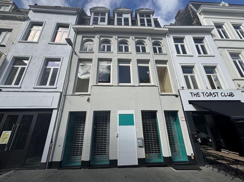 Handelspand te huur in het centrum van Kortrijk. Gelegen in de Lange Steenstraat, de winkelstraat in Kortrijk.&lt;br /&gt;
Indeling: &lt;br /&gt;
- Gelijkvloerse