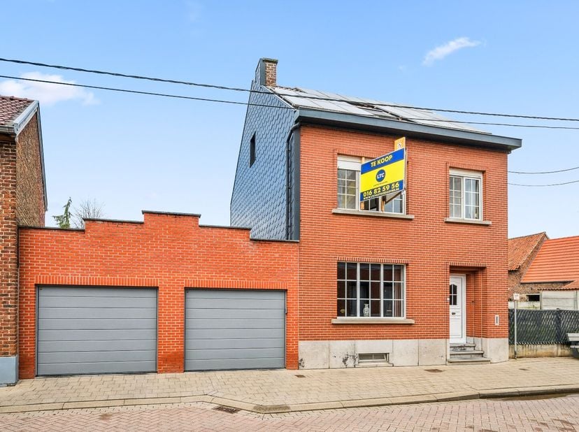 Deze ruime woning, gelegen in de Aststraat 9 in Bost (Tienen), combineert comfort met energiezuinig wonen. Op het gelijkvloers kom je binnen in een in