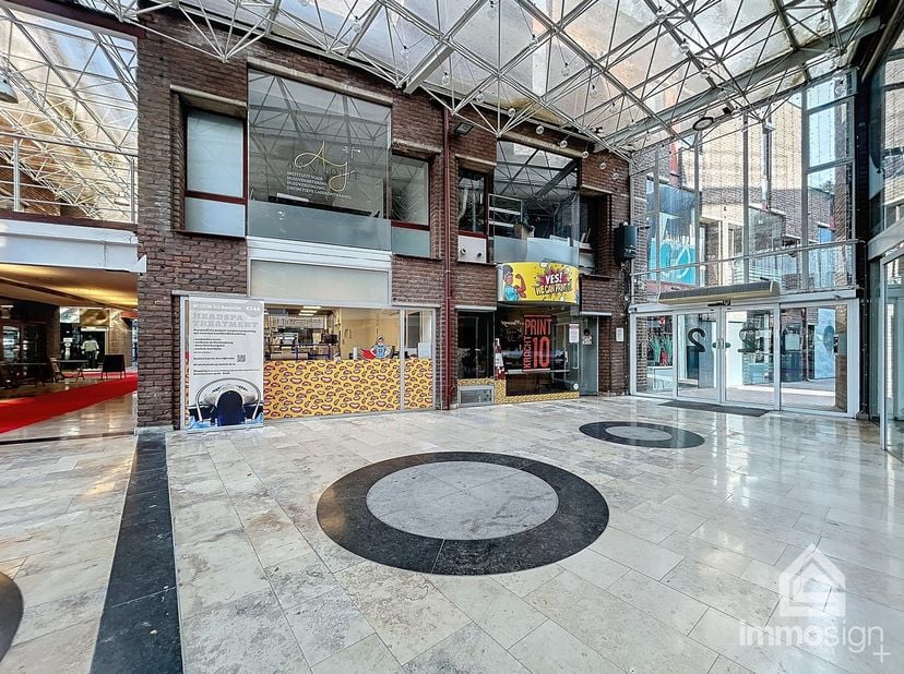 PLUSPUNTEN:&lt;br /&gt;
+ gelegen in Shopping 2&lt;br /&gt;
+ handelsruimte van 116 m²&lt;br /&gt;
+ afgesloten garage&lt;br /&gt;
+ privatieve autostaanplaats&lt;br /&gt;
+ mogeli