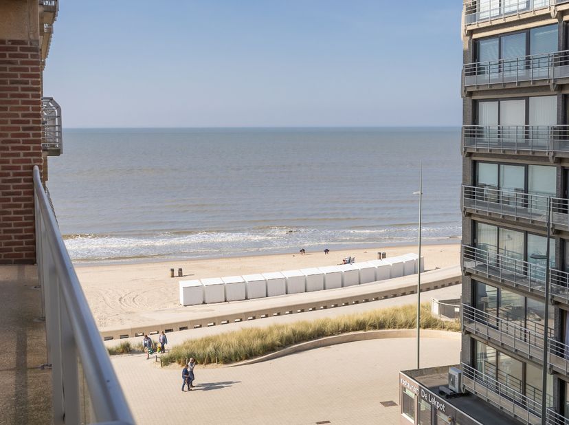 Ontdek dit charmante en volledig bemeubelde 1-slaapkamerappartement op de vijfde verdieping van residentie Di Caprio, gelegen op slechts 20 meter van