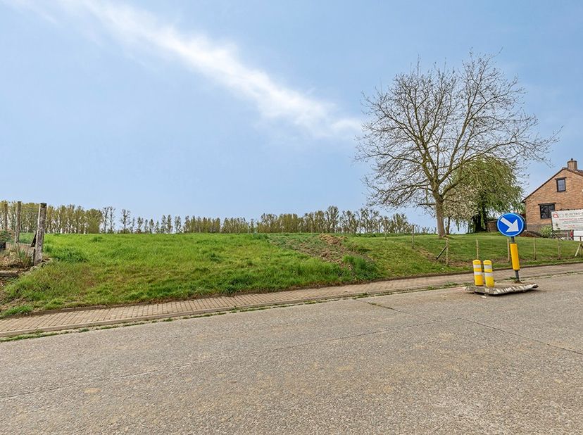 Contacteer Gille voor meer info: 0472 93 54 27. Prachtig gelegen bouwgronden te koop, gelegen in het pittoreske Zarlardinge, deelgemeente van Geraards