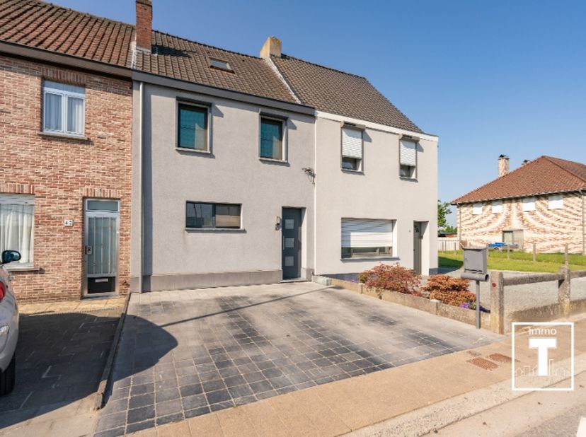 Deze gerenoveerde woning met aangename tuin bevindt zich op wandelafstand van het openbaar vervoer, winkels, scholen. Gelegen op de grens met Gentbrug