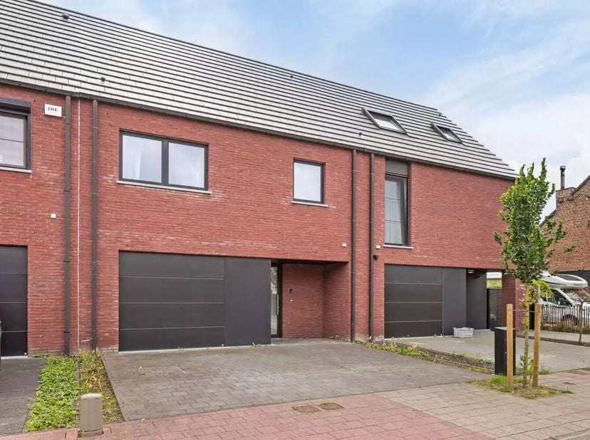 Deze moderne, recent gebouwde woning biedt een bewoonbare oppervlakte van 200m² en bevindt zich vlakbij het bruisende centrum van Zaventem. Via de ink