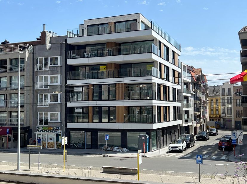 Dit uitstekend gelegen appartement met prachtig zicht bevindt zich op een zucht van de Zeedijk en vlakbij de gezellige winkelstraat.  Dankzij zijn bre