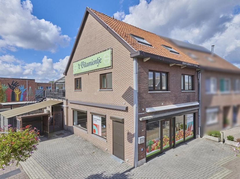 In het centrum van Hechtel ligt dit uitstekend gelegen pand dat op de gelijkvloerse verdieping voorzien is van een handelspand met ontzettend veel mog