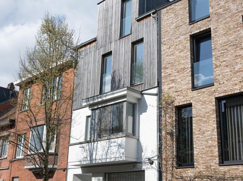 Welkom in de Ambachtsschoolstraat, een rustige straat op wandelafstand van de binnenstad van Hasselt. Deze unieke gerenoveerde woning combineert een a