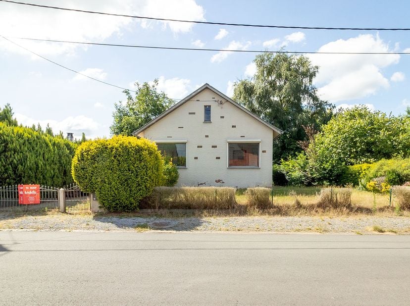 Rustig gelegen woning met tuin op een perceel van 08a 26ca. De te renoveren woning heeft 3 slaapkamers (op het gelijkvloers). Aan de zijkant bevindt z