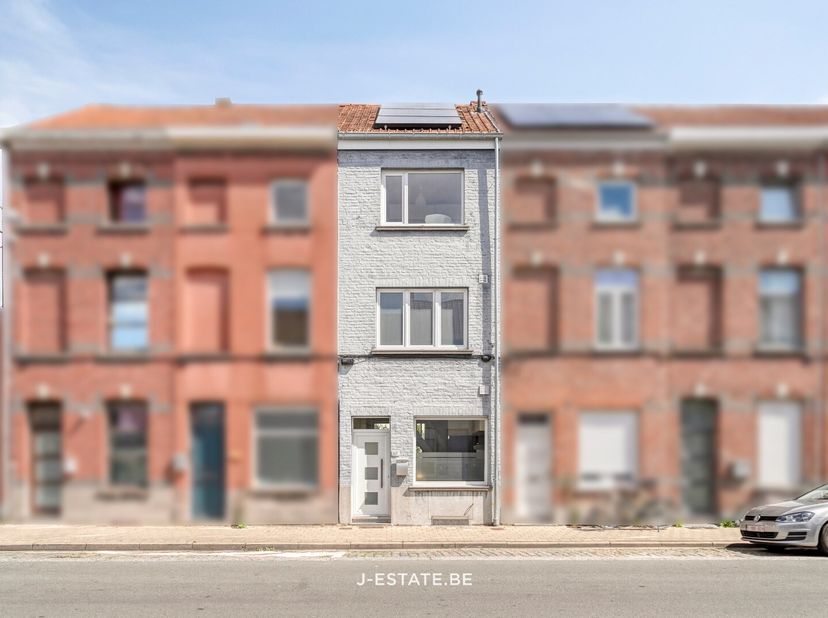 Ontdek deze charmante stadswoning gelegen in het bruisende centrum van Kortrijk, waar rust en levendigheid hand in hand gaan. Deze woning biedt het be