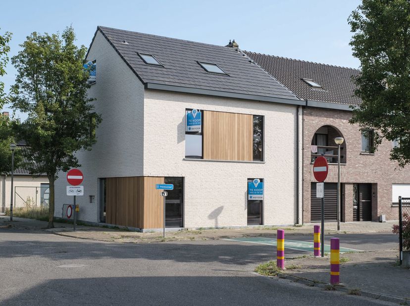 Stand van zaken werf: dit nieuwbouwappartement zal begin juli volledig afgewerkt zijn.&lt;br /&gt;
Dit knap nieuwbouwappartement is gelegen op het gelijkvlo