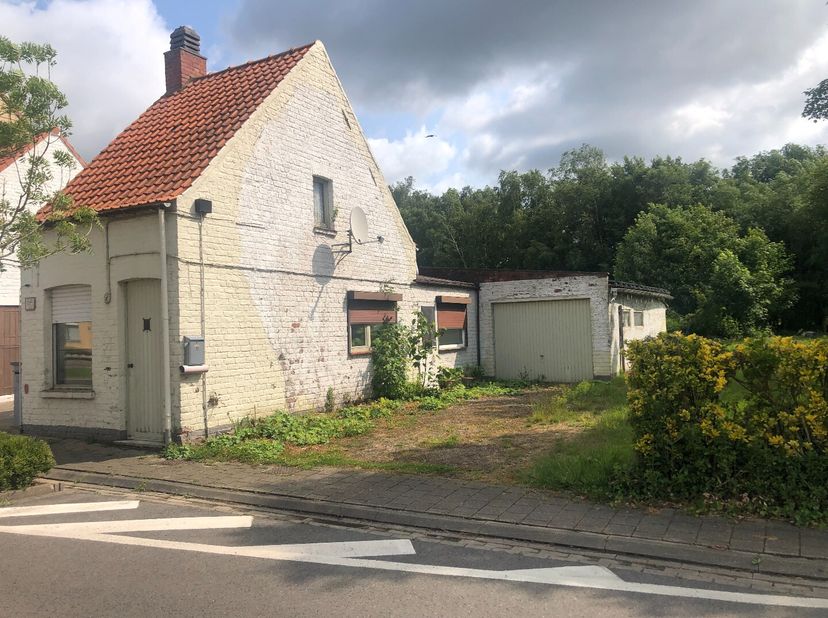 Bent u op zoek naar een unieke kans om uw droomwoning te realiseren? Dan is dit bescheiden renovatiepand op een uitstekende residentiële ligging preci