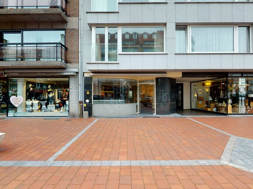 Res. Prince&#039;s. Veelzijdig &amp; ruim handelspand op één van de beste locaties in de Lippenslaan, aan het Burgemeester Frans Desmidtplein. Dit centraal gel