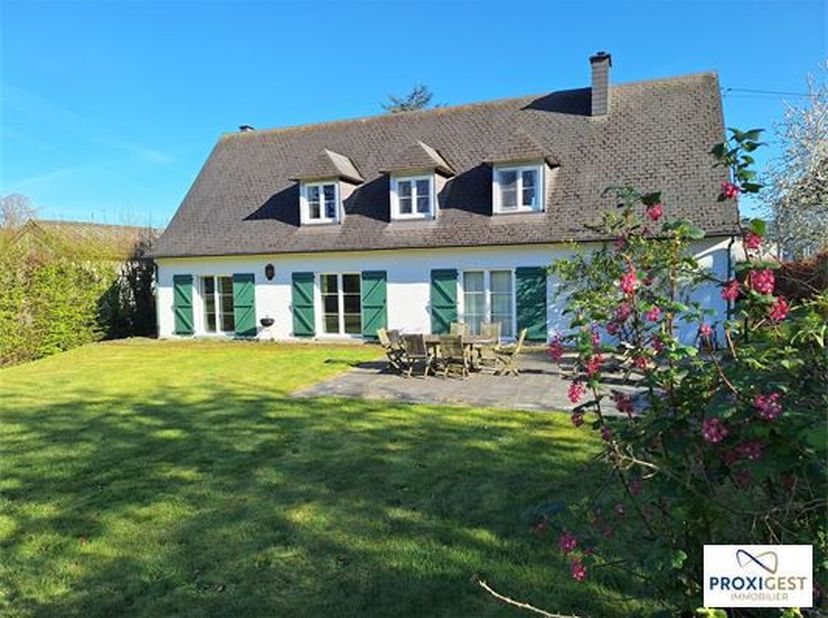 WEPION : très belle villa 4 chambres + bureau au coeur d&#039;un magnifique jardin de +/- 30 ares, véritable écrin de verdure sur les hauteurs de Wépion. D