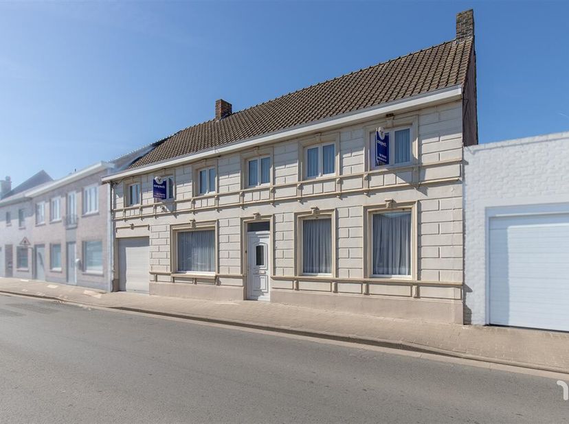 Centraal gelegen, karaktervolle burgerwoning met 5 slaapkamers,  garage  en ruime zonnige tuin.&lt;br /&gt;
STARTPRIJS : Elk bod boven deze startprijs wordt