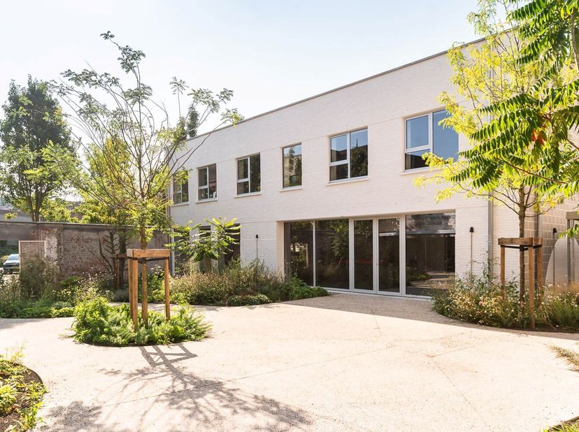 Dit authentieke kantoorgebouw gelegen in de Bomastraat in Gent kan uw nieuwe werkplek worden.&lt;br /&gt;
De uitmuntende locatie - tussen de Oude Dokken en