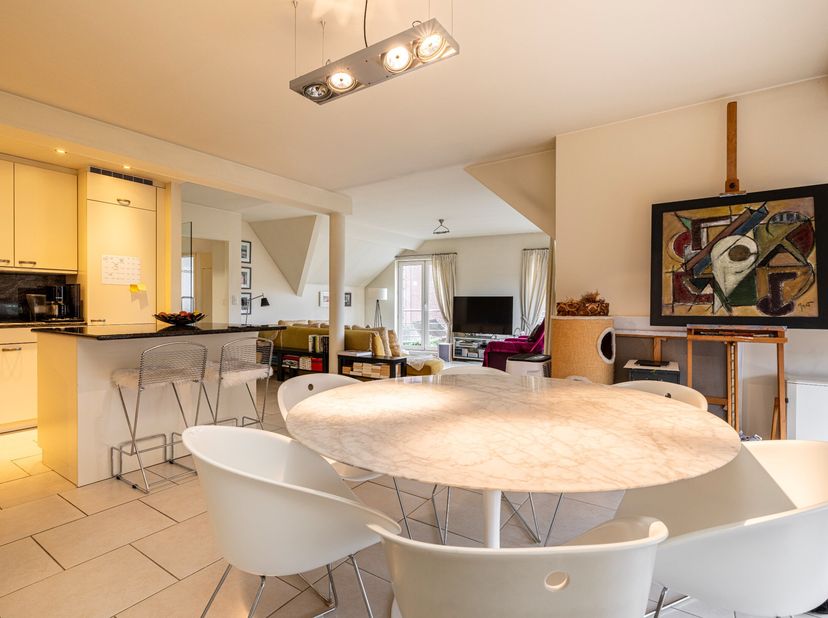 Op de 2e verdieping rechts treffen we dit ruime en instapklaar 1 slaapkamer appartement van 103 m² met leuk terras (Bj: 1998). Gesitueerd pal in het c