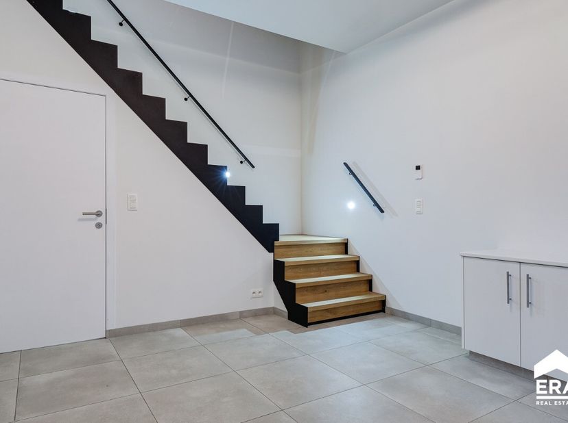 Deze prachtig afgewerkte woning met 2 slaapkamers is gelegen op een boogscheut van het centrum van Hasselt op een perceel van 2a 60ca.Voor meer inform