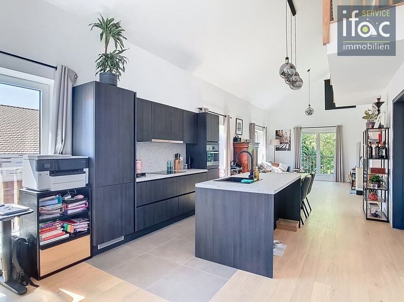 Appartement (type loft) une chambre exceptionnellement bien situé et extrêmement économe en énergie, avec emplacement de parking. L&#039;appartement se tro