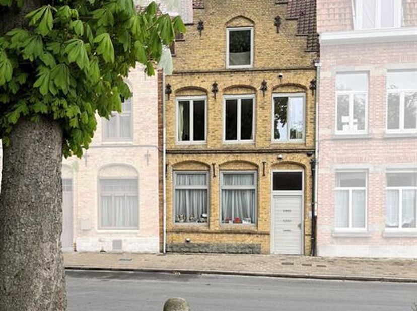Appartementsgebouw/opbrengsteigendom met 3 verhuurde appartementen in centrum Ieper&lt;br /&gt;
Gelijkvloersappartement: living, keuken, stadskoer, slaapkam