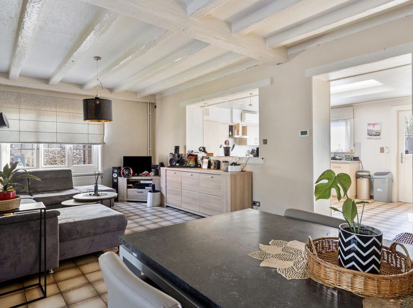 Cette maison est située dans le centre de Kruibeke à Vredelaan 27, donc facilement accessible et proche du centre et de tous les commerces nécessaires