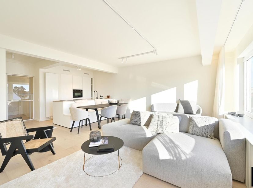 Bel appartement situé au centre de Knokke, avec vue ouverte sur les villas et jardins [av. Piers de Raveschoot]. Emplacement de voiture dans l&#039;immeubl
