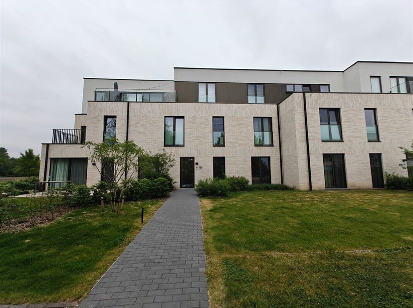 Dit prachtige appartement ligt in het centrum van Grasheide, met alle voorzieningen binnen handbereik.&lt;br /&gt;
Het gebouw biedt een uitstekend uitzicht