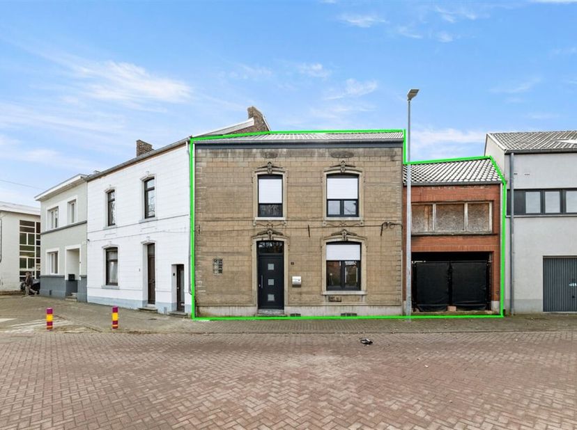 RUIM TE RENOVEREN GEZINSWONING MET GARAGE IN LANDEN&lt;br /&gt;
Deze te verder renoveren woning is gelegen te Landen langs de Groenendael nummer 5. We bevin