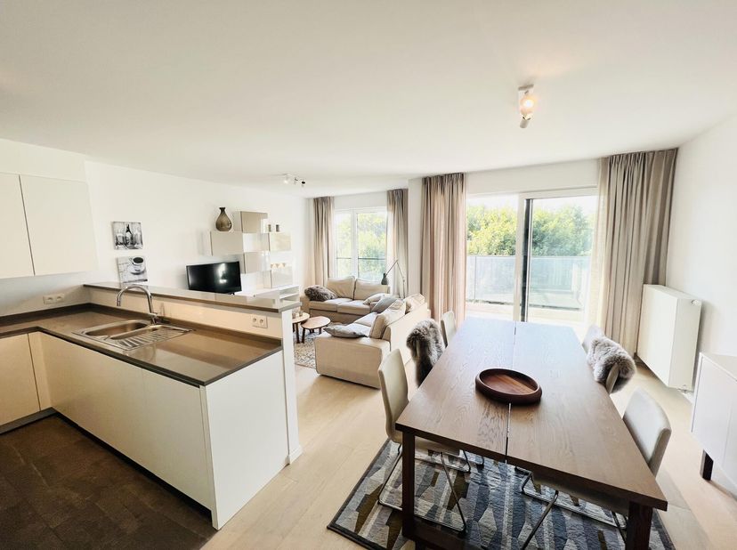 WOLUWE-SAINT-LAMBERT, dans une rue calme entre Tomberg et Roodebeek, magnifique APPARTEMENT MEUBLÉ (2Ch/1Sdb) en excellent état de 100 m² avec parking