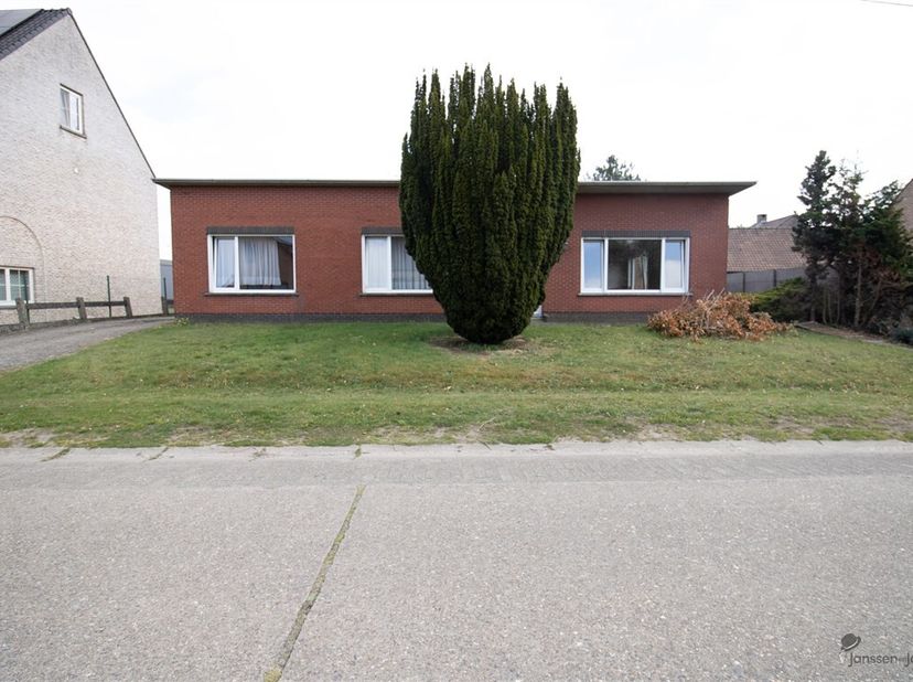 Op te frissen gelijkvloerse woning met vier slaapkamers op 643 m². &lt;br /&gt;
Gelijkvloers: &lt;br /&gt;
Inkomhal. &lt;br /&gt;
Woonkamer van 30,5 m² op keramische te