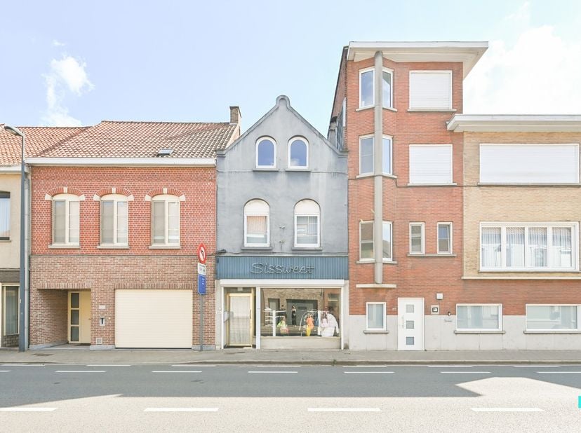Ontdek deze ruime woning met vijf slaapkamers en winkelruimte, nabij centrum Izegem. De woning beschikt over een bewoonbare oppervlakte van 209m² (vol