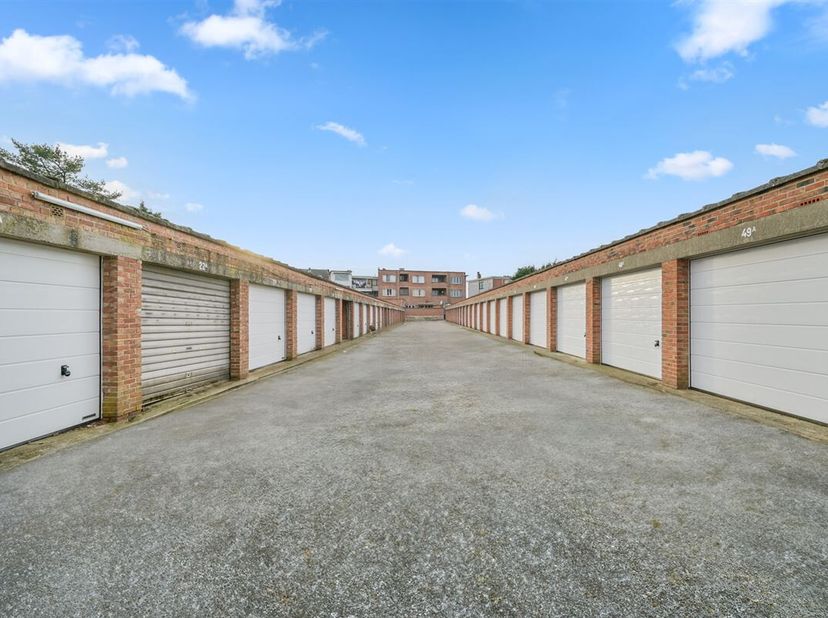 Un garage est disponible à la location dans ce complexe de garages rénovés et facilement accessibles. Le box est équipé d&#039;une nouvelle porte sectionne