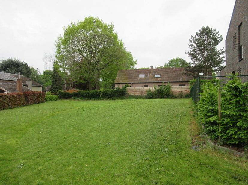 Beau terrain dans un quartier calme et situé dans un cul-de-sac.&lt;br /&gt;
Convient pour une spacieuse maison à quatre façades.&lt;br /&gt;
Lot 11 du lotissemen