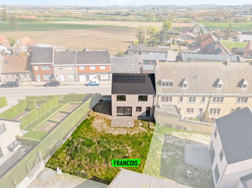 À Abele, à 4 km du centre de Poperinge, se trouve cette maison neuve semi-ouverte. Cette maison de qualité a une superficie totale de 360 m² et est id