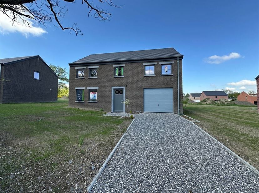 MCA Immobilier stelt u deze nieuwbouwwoning met vier gevels (lot 5) voor, gelegen in een rustige en groene omgeving in Petit-Han, op een ruim perceel