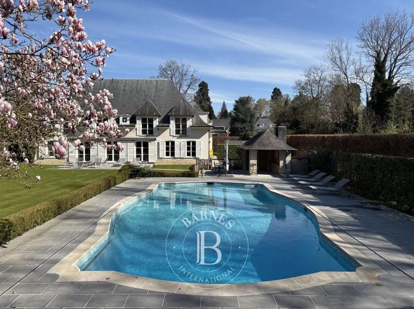 Barnes Brussels vous présente cette somptueuse villa sur un terrain arboré de plus de 31 ares, située à la limite de Kraainem et de Woluwe-Saint-Pierr